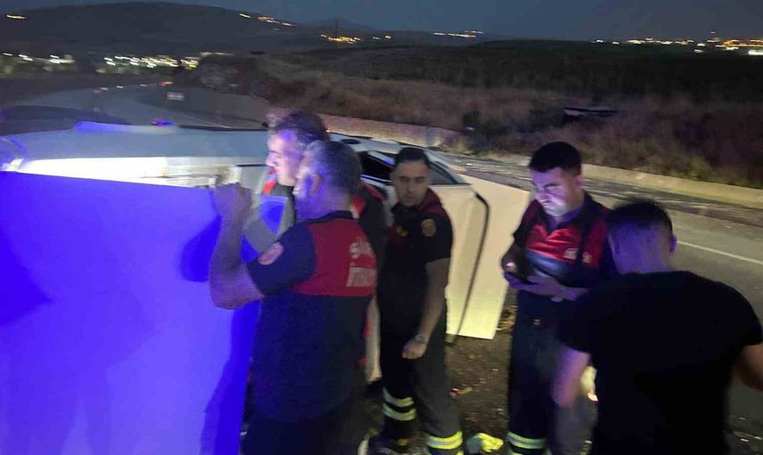 Siirt’te direksiyon hakimiyetinin kaybedilmesi sonucu otomobil yan yattı