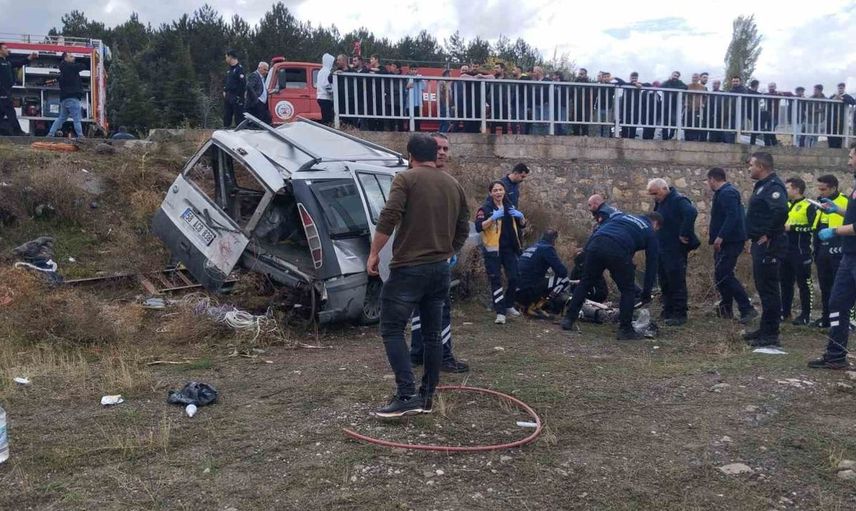 Sivas'ta kontrolden çıkan araç şarampole uçtu: 1 ölü, 4 yaralı