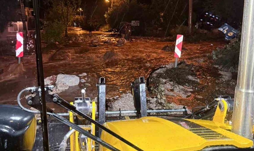 Antalya'da yağmur sonrası büyükşehir ekiplerinin hummalı çalışmaları devam ediyor