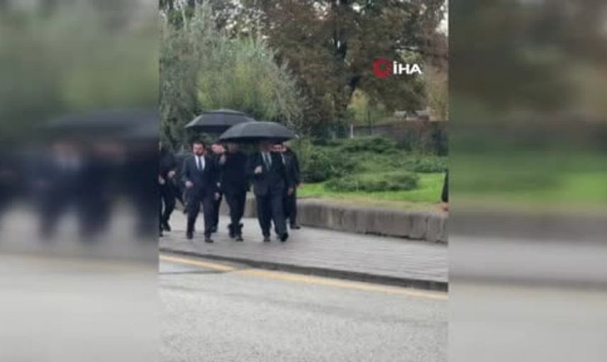 Yağmurlu günde içişleri bakanı şemsiyesiyle yürüyüş yaptı