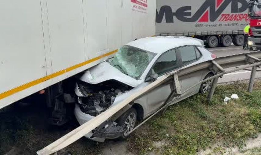 Kavak'ta otomobil ile tır arasında yaşanan kaza: 2 yaralı