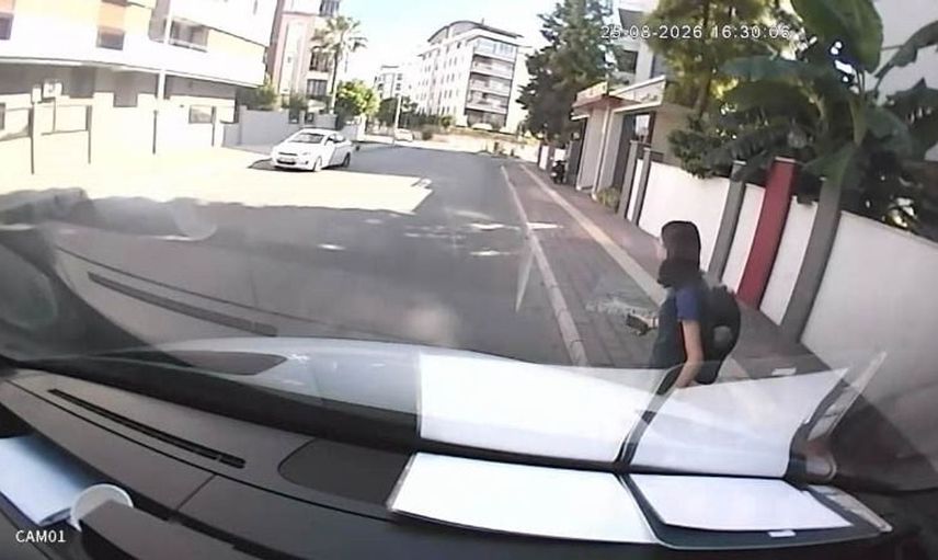 Okul servisi sonrası yola çıkan genç kız kazada yaralandı
