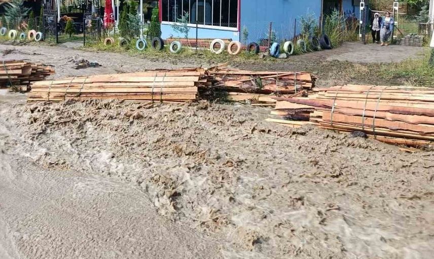 Şavşat'ta sağanak yağmur sokakları suyla doldurdu