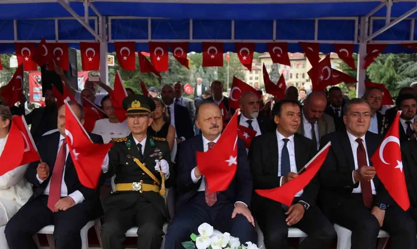 Kastamonu'da zafer bayramı kutlamalarında jandarma komandolardan etkileyici gösteri