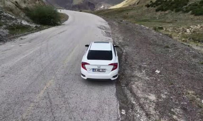 Erzurum'un gizemli yolu keşfedildi: Araçlar boştayken yokuş yukarı ilerliyor