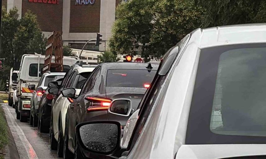 Edirne’de sağanak yağış günlük hayatı olumsuz etkiledi