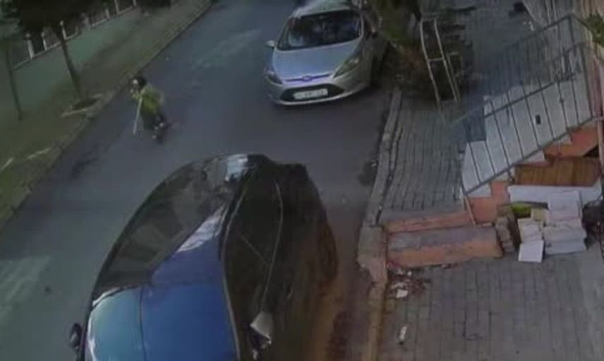 Avcılar'da geri geri giden kamyonet, dilenci kadını altına aldı: Olay anı güvenlik kamerasında