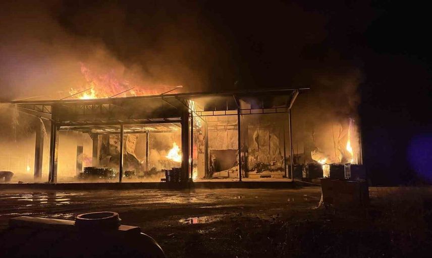 İznik'te soğuk hava deposunda yangın paniği: Ekipler olay yerinde