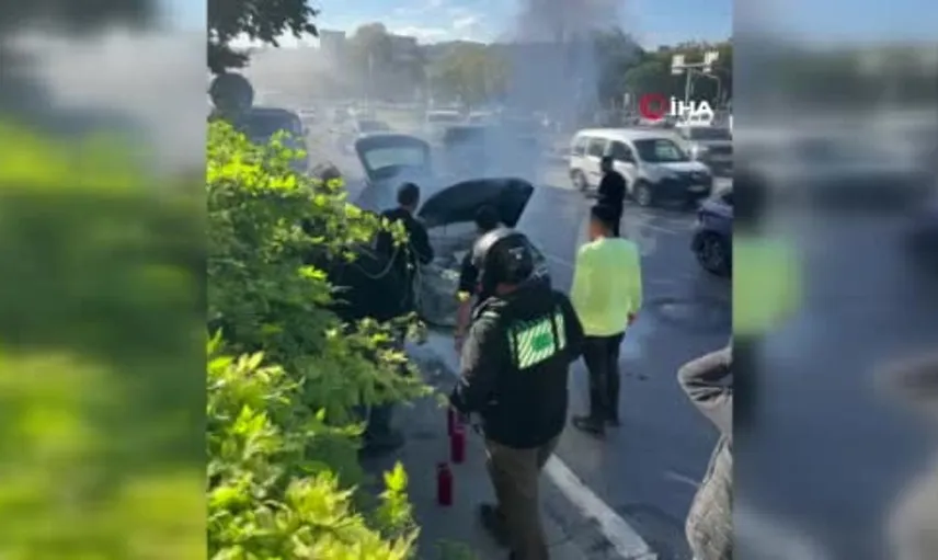 Kağıthane'de otomobil yangınında ilginç kurtarma yöntemi: Meşrubat şişesiyle müdahale