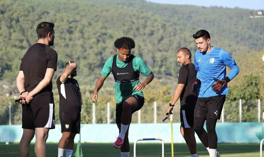 Burhan Eşer, genç futbolcuların gelişimini vurguladı ve galibiyet için taraftar desteğine güveniyor