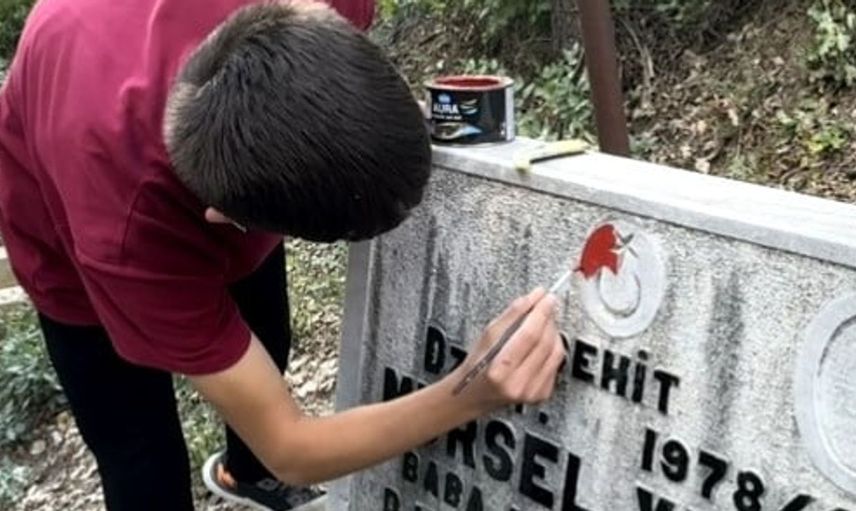 Feke'deki öğrenciler şehit kabirlerine vefa örneği sergiledi
