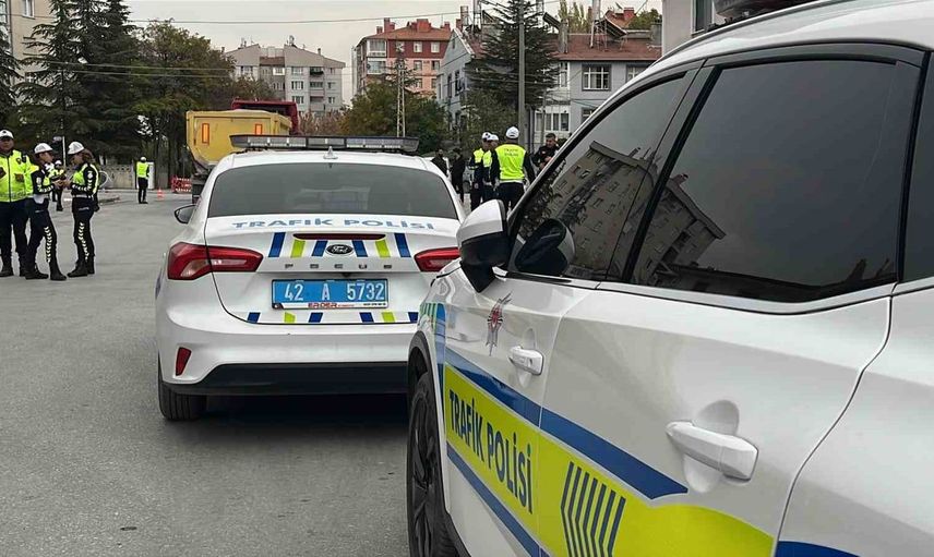 Konya'da hafriyat kamyonu ve minibüs çarpıştı: 10 kişi yaralı