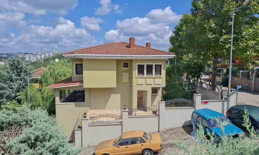 Yazar murat koparan'ın üsküdar'daki villasındaki gizemli ölüm: eski eşi polise haber verdi