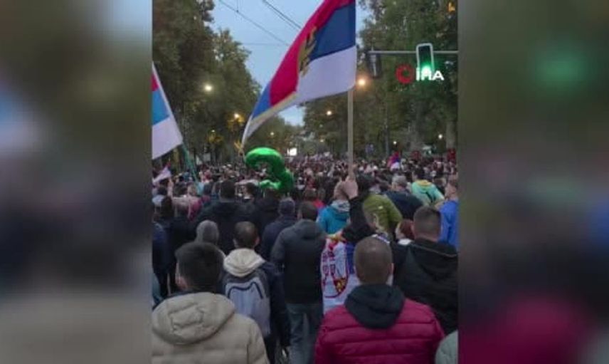 Sırbistan'da seçim öncesi öğrenci hareketi mitinginde on binler bir araya geldi