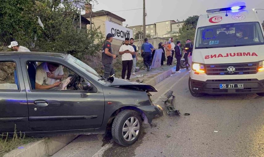 Samsun'da otomobil çöp konteynerine çarptı, iki kişi yaralandı