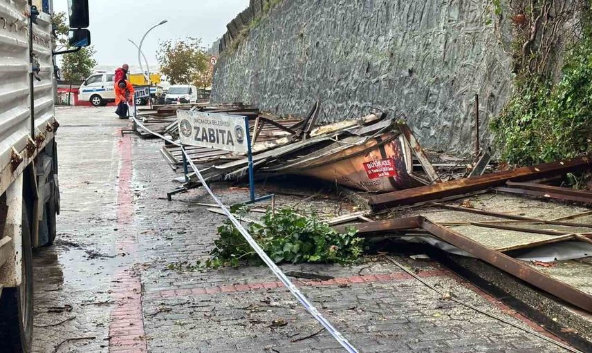 Akçakoca'da rüzgar açık hava reklam tabelalarını devirdi