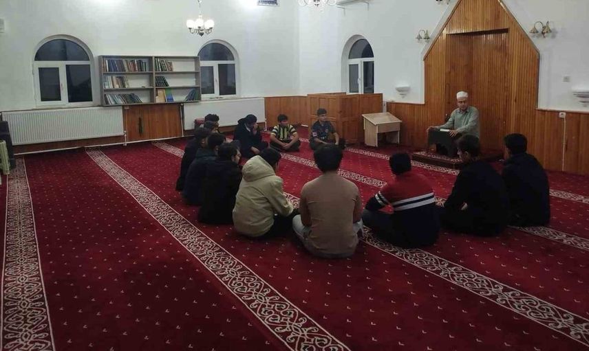 Emirdağ'da gençler, cami buluşmasında bir araya geldi