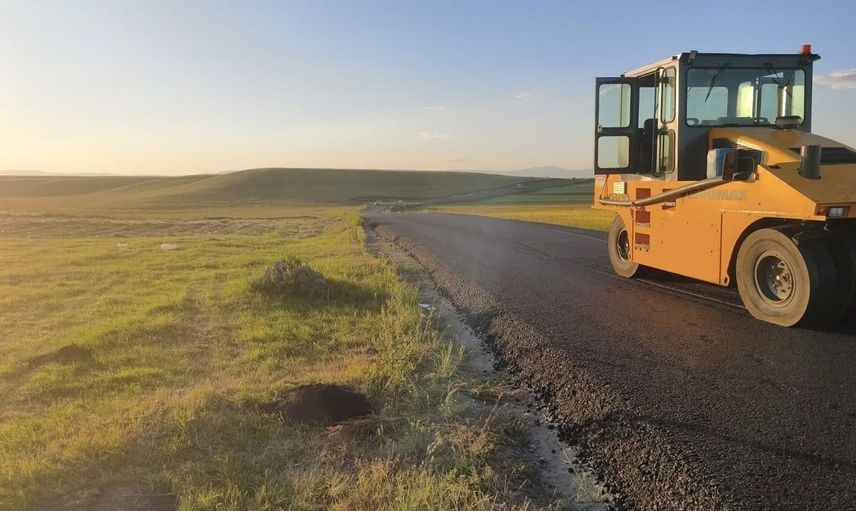 Kars'ta köy yollarında ulaşım hamlesi: BSK ve beton yol çalışmaları sürüyor