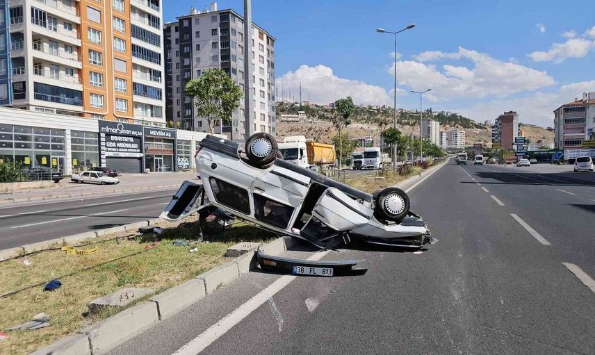 Kayseri'de takla atan otomobilin sürücüsü ayakta kaldı