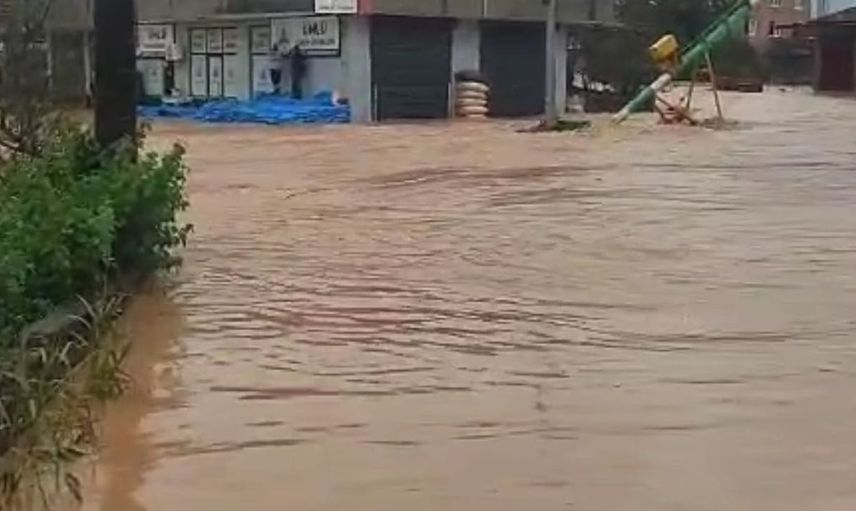 Karasu'da sağanak yağış sonrası sel felaketi: Evlerin giriş katları su altında kaldı