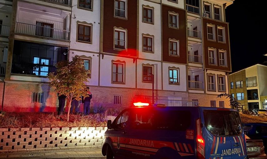 Balkonda dengesini kaybederek 3. kattan düştü: 17 yaşındaki genç kız hastaneye kaldırıldı