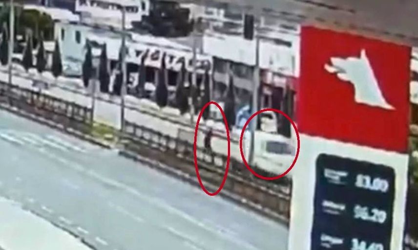Diyarbakır'da yaya geçidinde ölümden dönen şahısın anları görüntülendi