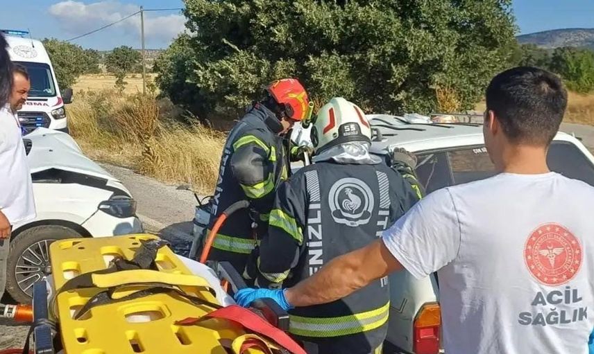 Çivril’de iki otomobil çarpıştı: Hastaneye kaldırılan 5 yaralı