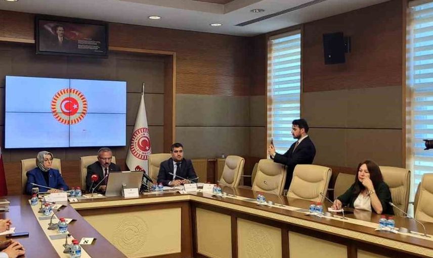Öğrenciler, okullarda akıllı telefonların yasaklanmasını talep etti