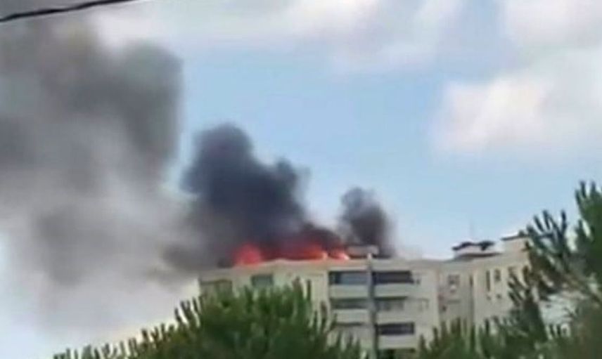 Gebze'de bir binanın çatısında yangın çıktı