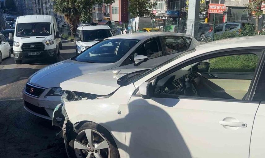 Samsun'da kontrolden çıkan otomobil başka araca çarptı: 2 yaralı