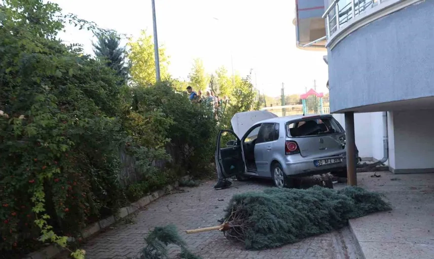 Kontrolden çıkan otomobil apartmanın bahçesine düştü: yaralı var