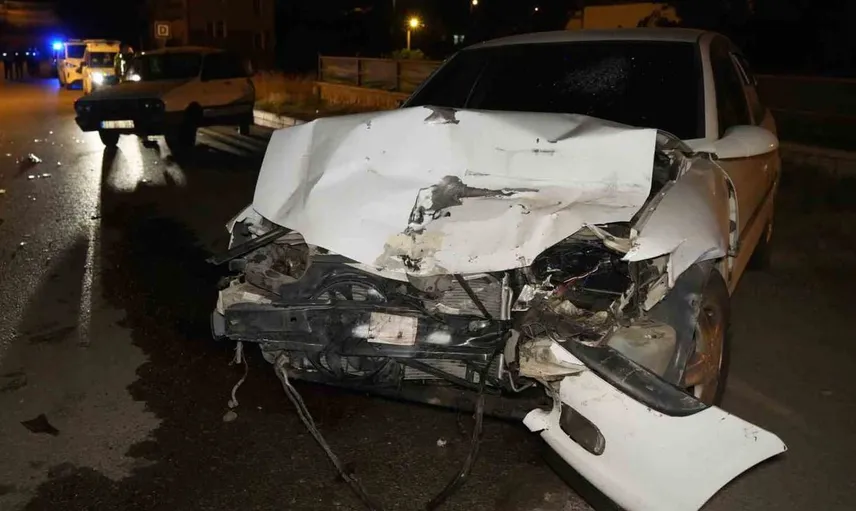 Alkollü ve ehliyetsiz sürücü kaza yaptı, dört kişi yaralandı