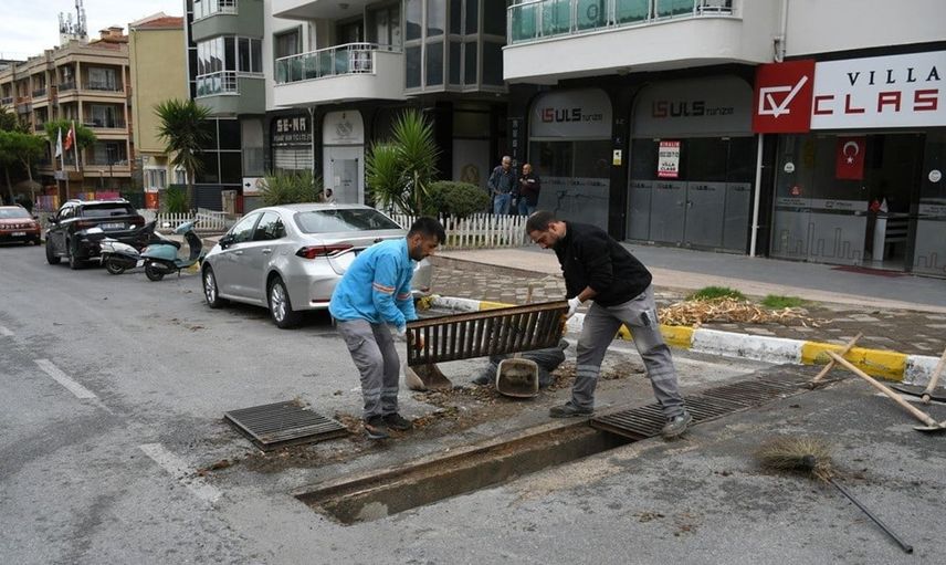 Kuşadası'nda fırtına sonrası temizlik çalışmaları hız kazandı