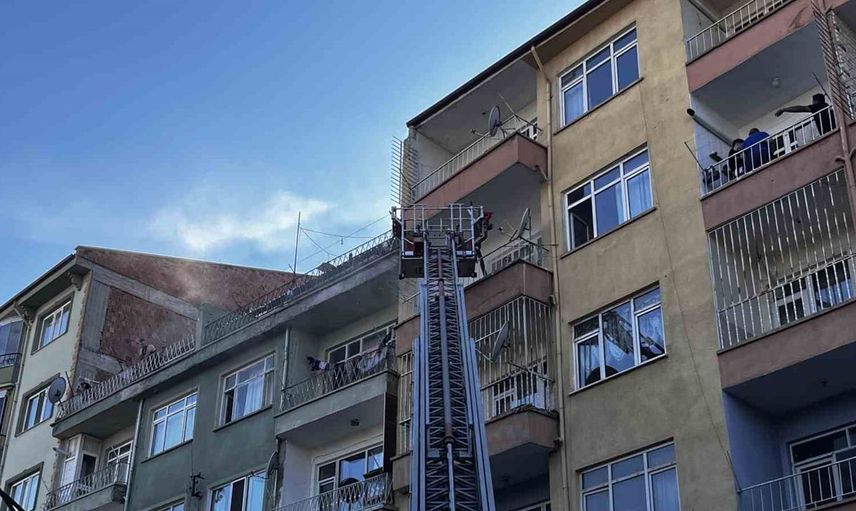 Niğde'de apartman dairesinde yangın çıkan maddi hasara neden oldu