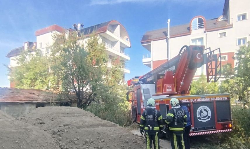 Çivril'de apartman çatısında çıkan yangın paniğe neden oldu