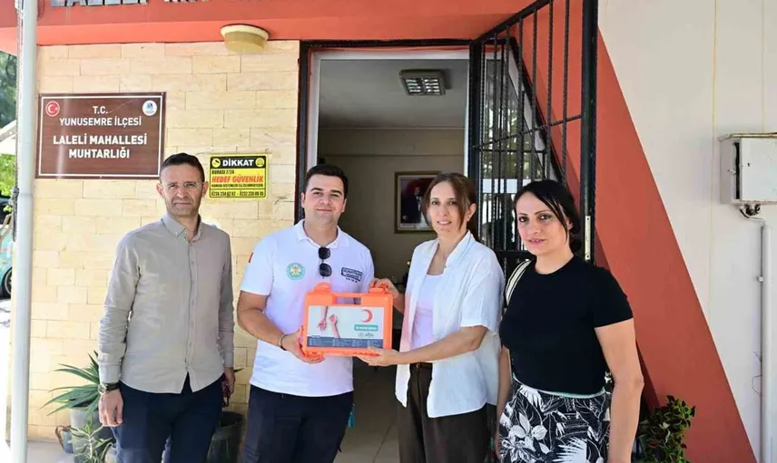 Manisa'da ilk yardım bilincini artıran önemli adım: Muhtarlara çanta desteği
