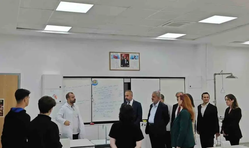 Rektör Şevli, Bitlis'te Özel Eren Fen ve Teknoloji Lisesi'ni ziyaret etti
