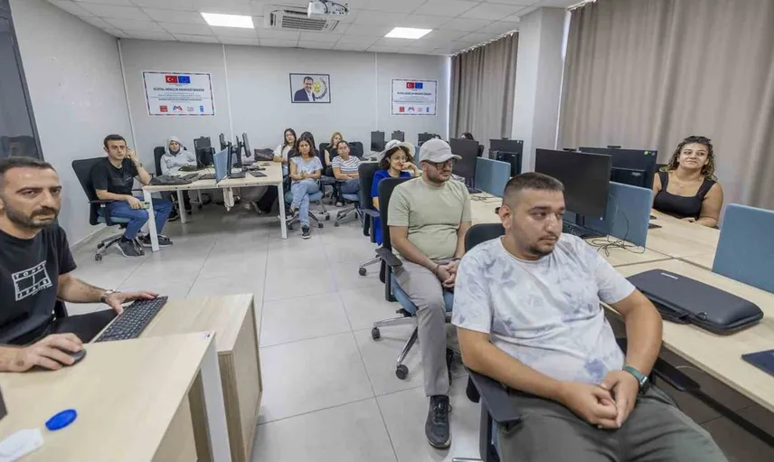 Mersin'de gençler için ücretsiz yazılım kursu devam ediyor