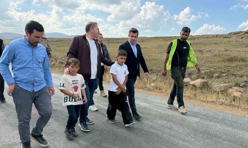 Kars valisi çocuklarla birlikte köy yollarını inceledi