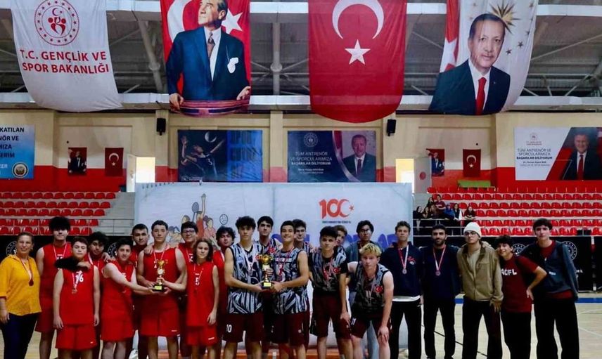 Bilecik’te genç basketbolcular madalyalarını aldı