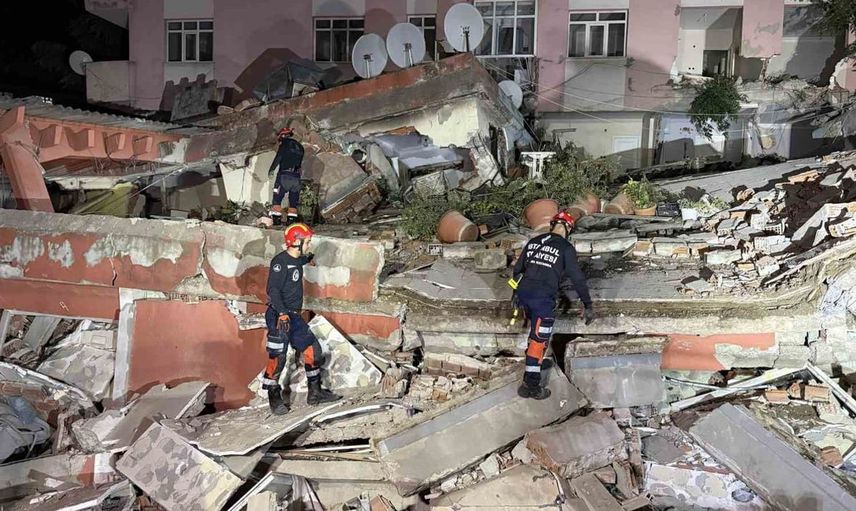 Bahçelievler'de dün gece tahliye edilen bina bugün çöktü