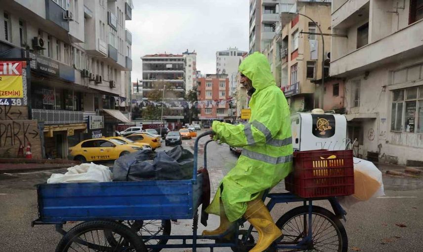 Adana'da sağanak yağmur sonrası vatandaşlar sokakları temizledi