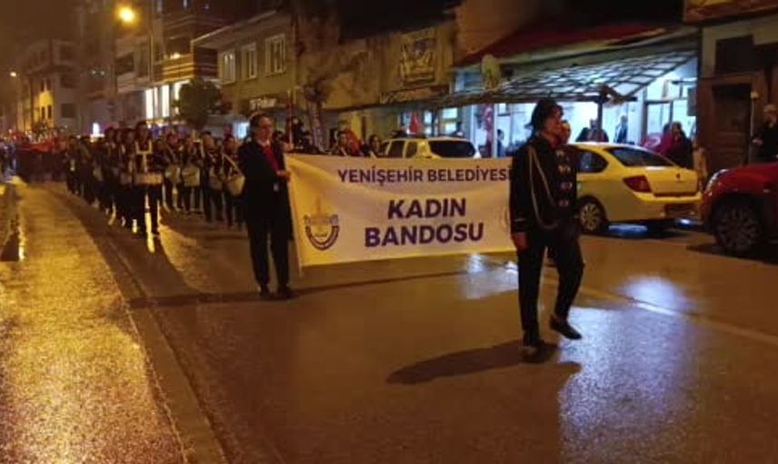 Cumhuriyet yürüyüşünde kadın bando takımının etkileyici performansı