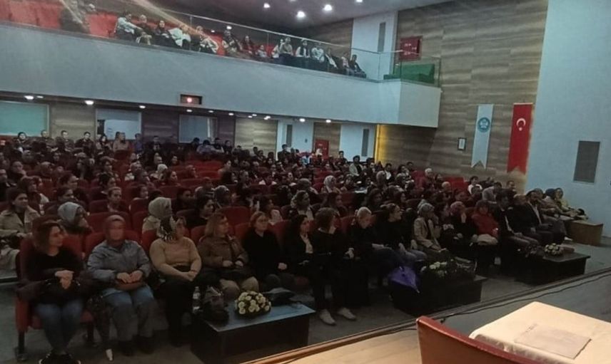 Alaşehir’de dijital bağımlılık konusunda velilere önemli uyarılar yapıldı