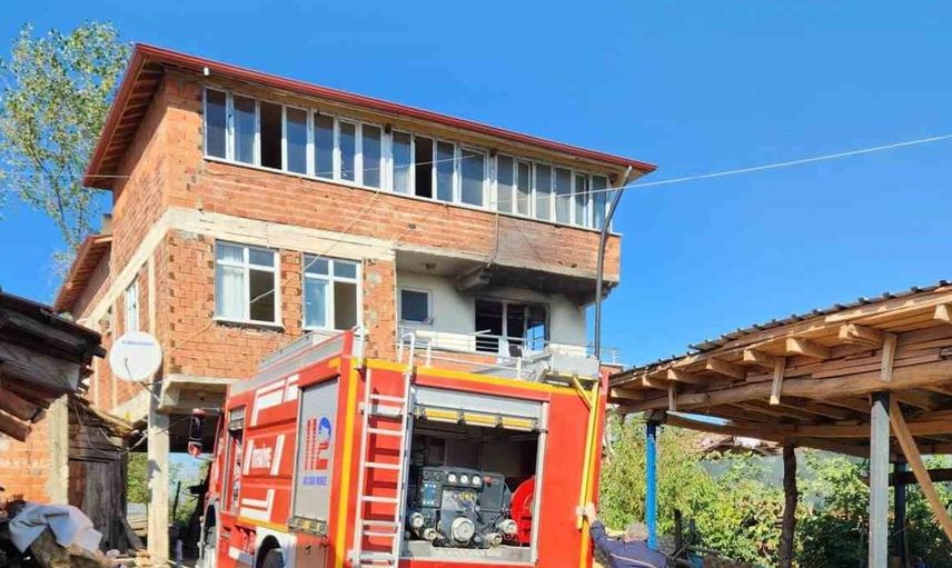 Vezirköprü'de evin mutfagında çıkan yangın itfaiye tarafından kontrol altına alındı