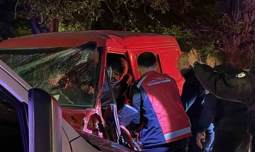 Kayseri’de kafa kafaya çarpışan pikap ve kamyonet kazasında sürücü yaralandı