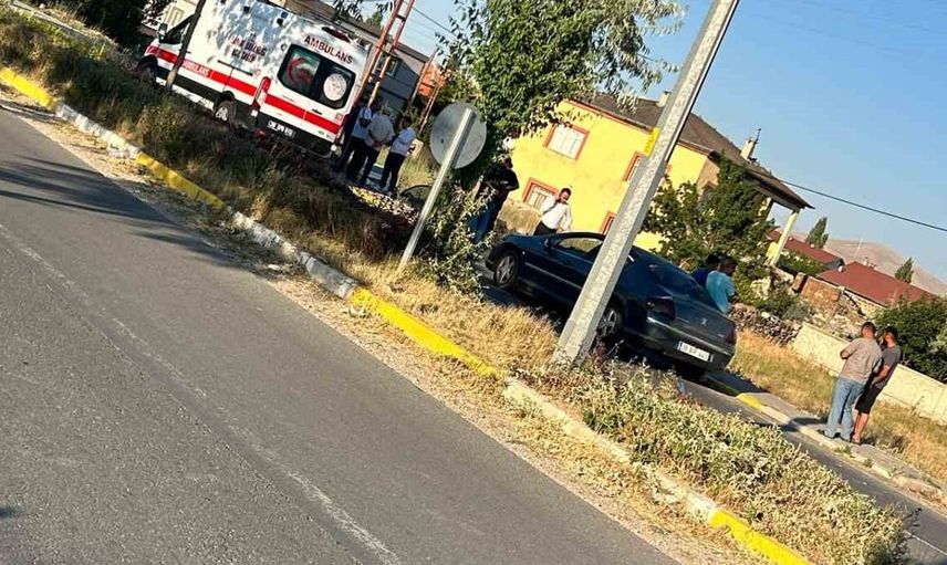 Kontrolden çıkan otomobil boş araziye girdi: 2 kişi yaralı