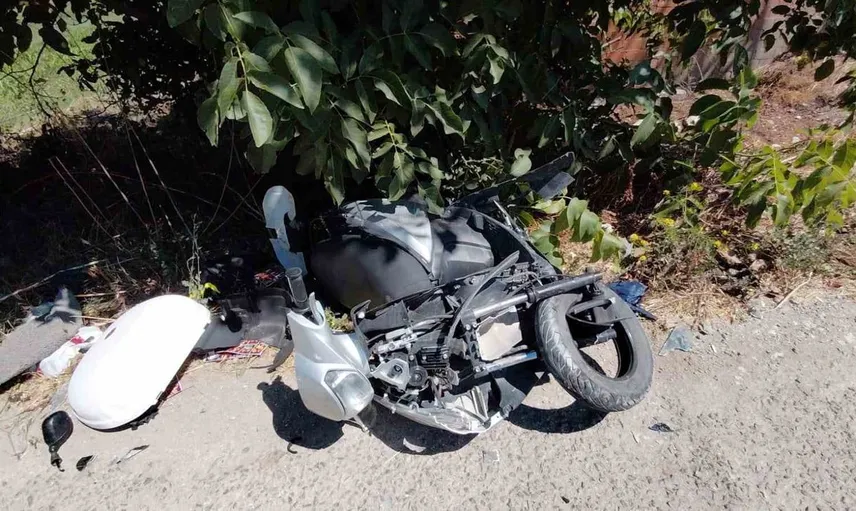 Mudurnu'da motosiklet ve otomobil çarpıştı: Sürücü hastaneye kaldırıldı