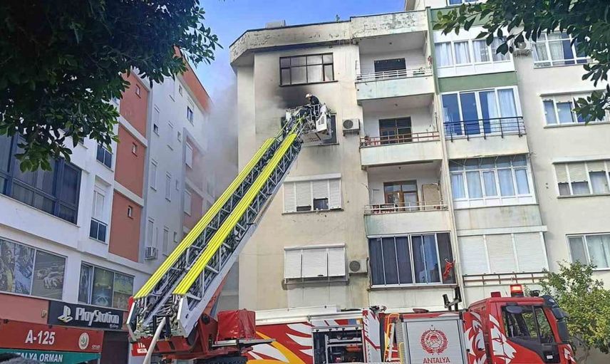 Kumluca'da apartman dairesinde çıkan yangın itfaiye tarafından söndürüldü