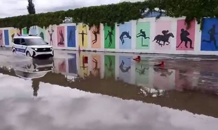 Osmaniye'de polis, yağmur suyu engelini aşarak öğrencileri okula ulaştırdı